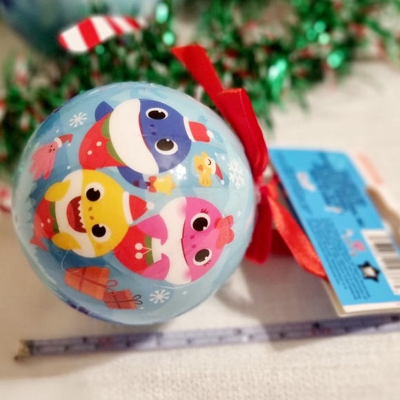 New 2 pc Nickelodeon Baby Shark Mommy Shark & Daddy Shark Christmas Ornament Set - Picture 4 of 5